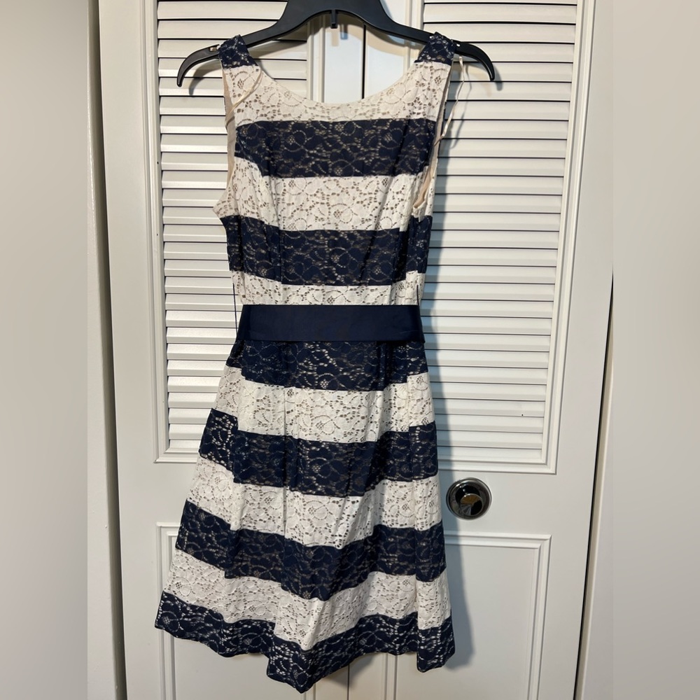 Robbie bee dress size 6p white and navy blue